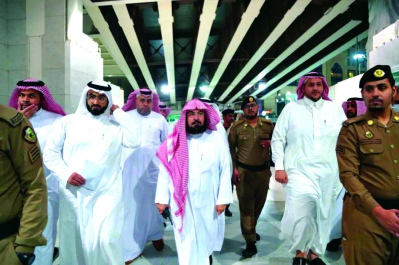 جهاز مبتكر لتعقيم مماسك السلالم الكهربائية