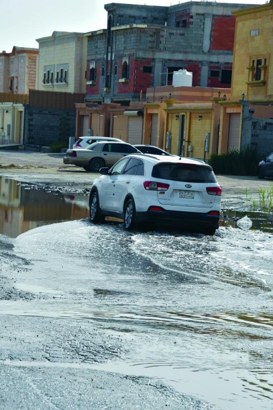 المياه الجوفية وغياب التصريف تنخر طرق الشرقية