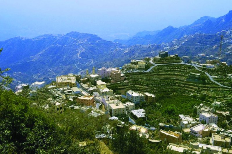 فيفا.. الجمال فوق قمم جبلية تعانق السماء