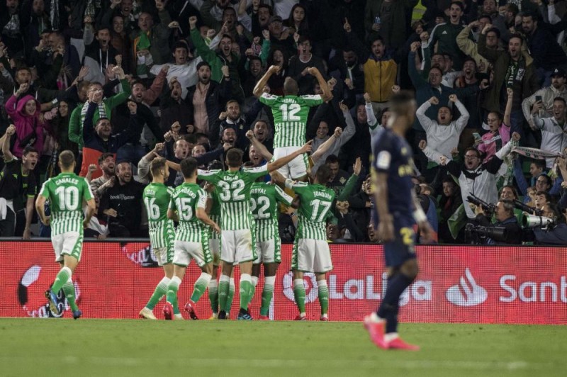بيتيس يهزم الريال ويهدي برشلونة الصدارة