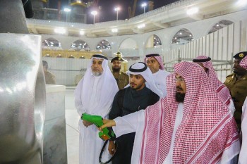 الشيخ السديس يشارك في أعمال تطهير الحرم المكي