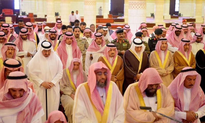 الأمراء يؤدون صلاة الميت على الأمير عبدالعزيز بن عبدالله بن فيصل بن فرحان آل سعود