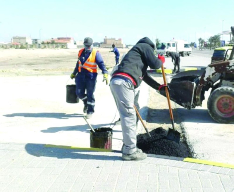 صيانة الحفر والتقاطعات بـ «سيف الدمام»