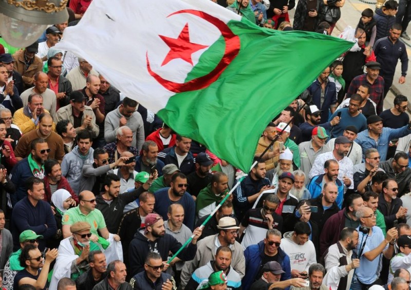 الجزائريون يخرجون في تظاهرات بالرغم من التحذيرات بخطر الإصابة بكورونا