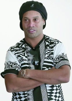 ميسي يتدخل لإنقاذ رونالدينيو