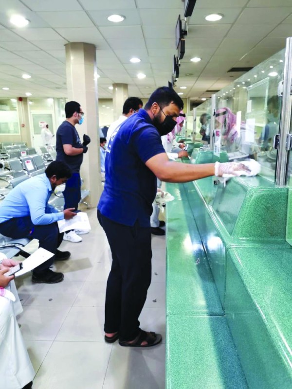 تعقيم صالات الجوازات كل 30 دقيقة