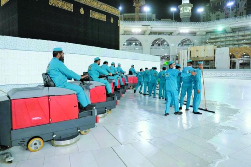 تعقيم الحرمين الشريفين على مدار الساعة