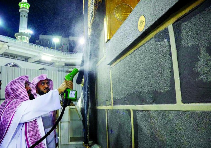 تعقيم الحرمين الشريفين على مدار الساعة