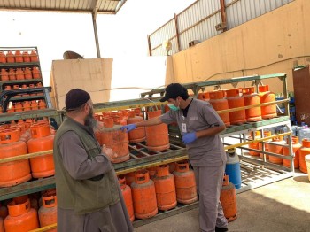 الرياض .. إلزام محلات بيع الغاز بتنظيف العبوات