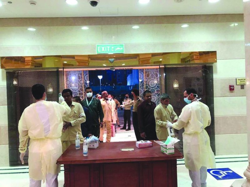 فحص العاملين بالمسجد النبوي احترازيا