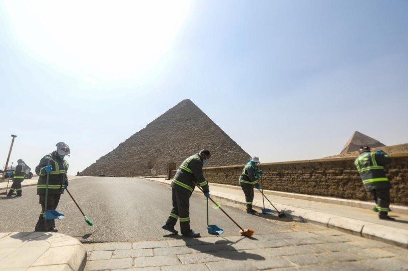 مصر تطهر منطقة الأهرامات بعد إخلائها من السياح