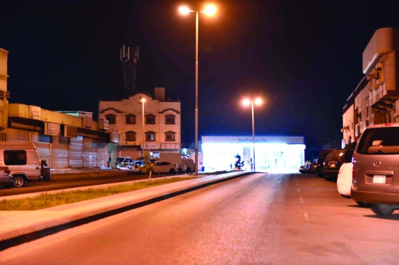عدسة ^ترصد التزاماتاما بـ «منع التجول» في القطيف