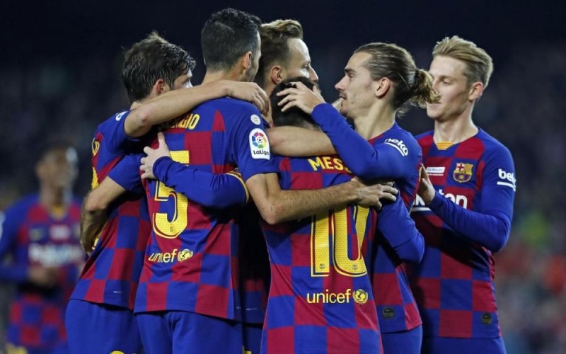 برشلونة يخفض رواتب لاعبيه بالقوة القاهرة