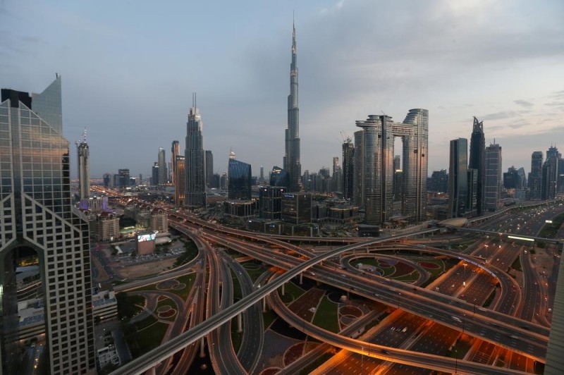 غرامات «كورونا» بالإمارات : 1000 درهم للكمامة .. و2000 للخروج من المنزل