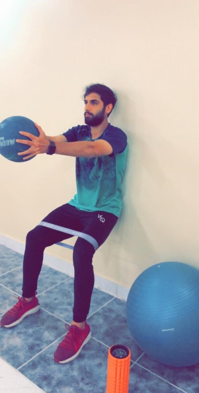 الخليج يواصل التدريبات بـ «واتساب»