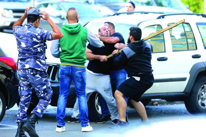 مناصرو «حزب الله وأمل» يحاولون الاعتداء على محتجين ببيروت (اليوم)