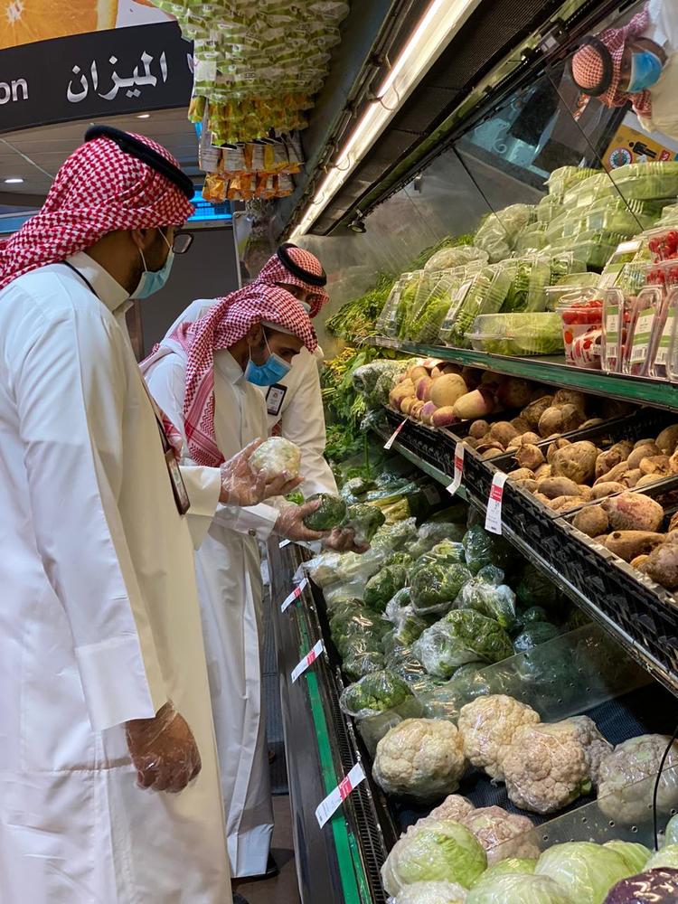 تعقيم 1986 موقعًا بالشرقية و«تغليف حراري» للسلع