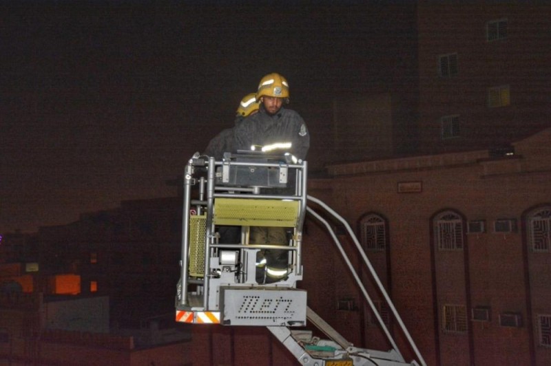 إنقاذ «سبعيني» سقط من أعلى عمارة بجدة