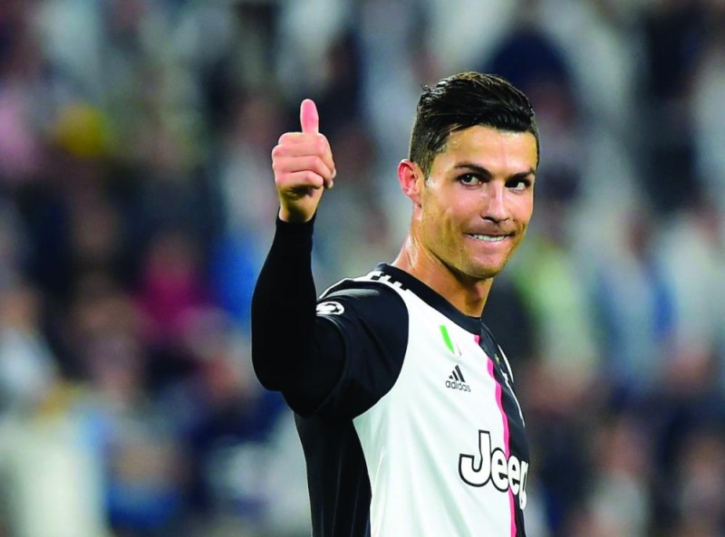 رونالدو وميسي يحرجان لاعبي الدوري الإنجليزي