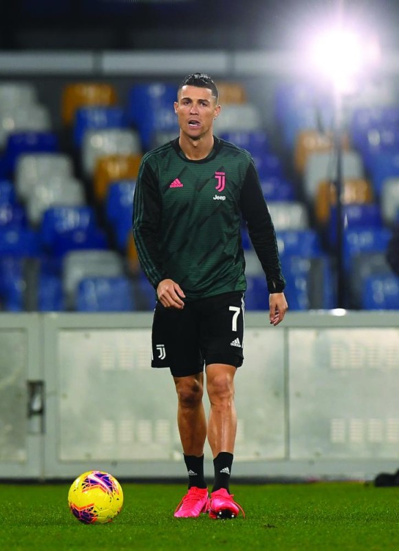 رونالدو يشعل السوشيال ميديا بتحدي البطن