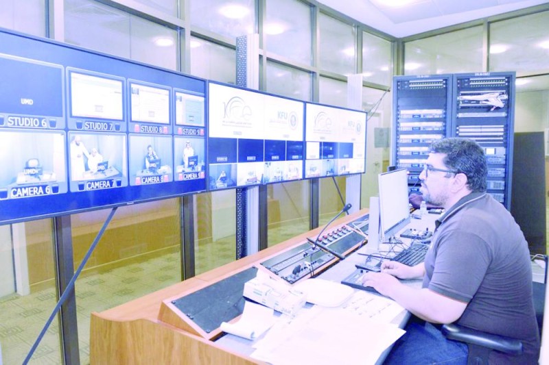 التعليم عن بعد.. نجاح بالجامعات وإخفاق بالمدارس