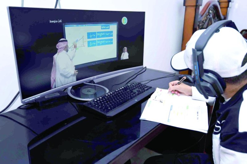 التعليم عن بعد.. نجاح بالجامعات وإخفاق بالمدارس