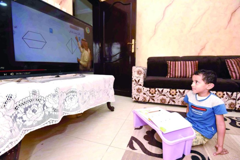 التعليم عن بعد.. نجاح بالجامعات وإخفاق بالمدارس