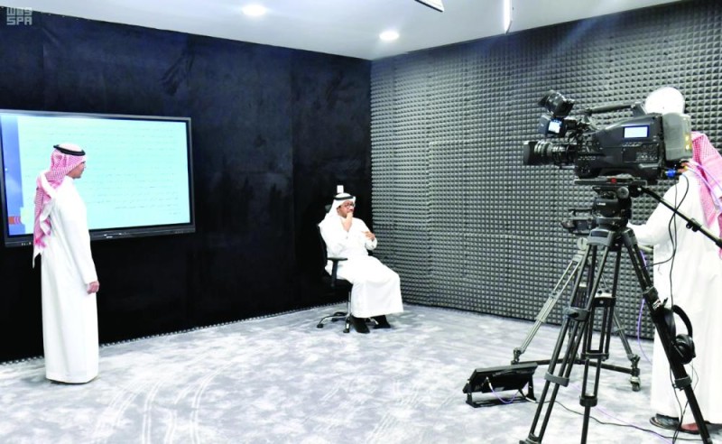 التعليم عن بعد.. نجاح بالجامعات وإخفاق بالمدارس