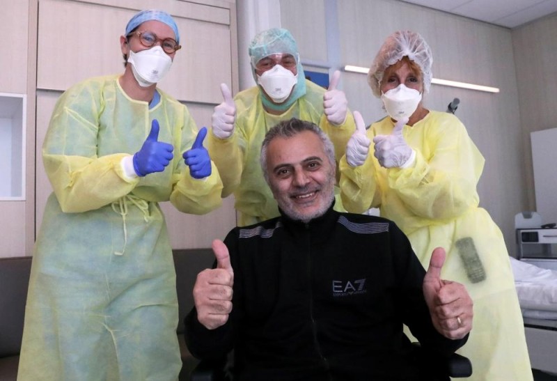 أمضى 3 أسابيع في غيبوبة.. كيف نجا طبيب من 