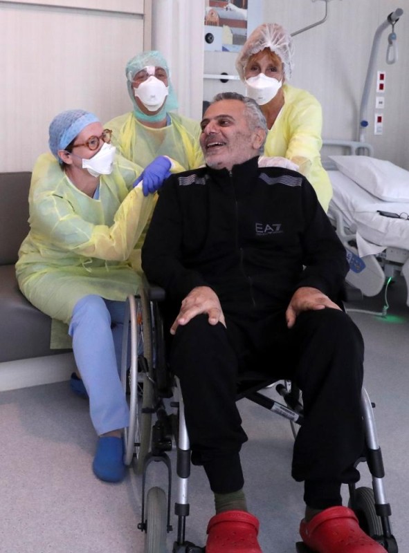 أمضى 3 أسابيع في غيبوبة.. كيف نجا طبيب من 