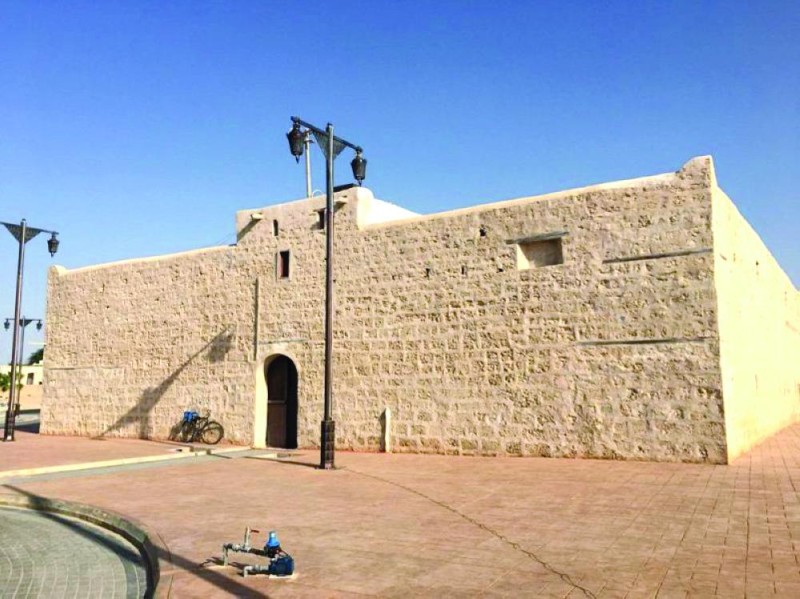 «الوجه».. نقطة التقاء الشمس الساطعة بحبات الرمال البيضاء