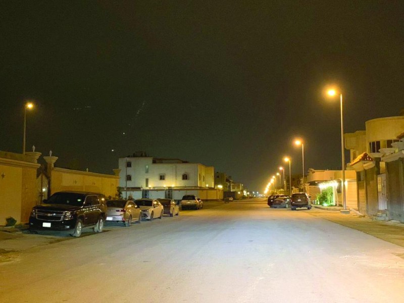 751 عمود إنارة بحي الصواري في العزيزية