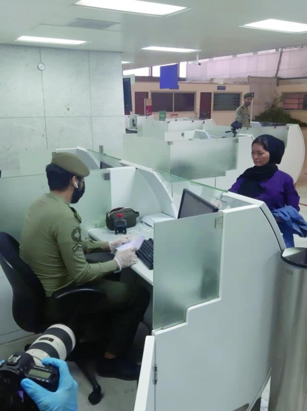 مغادرة أولى رحلات «تمكين الوافدين»