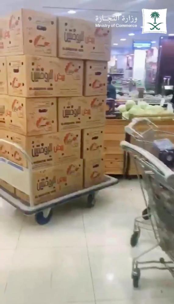 ضبط عمالة خزّنت 1800 طبق بيض لبيعه بسعر مرتفع