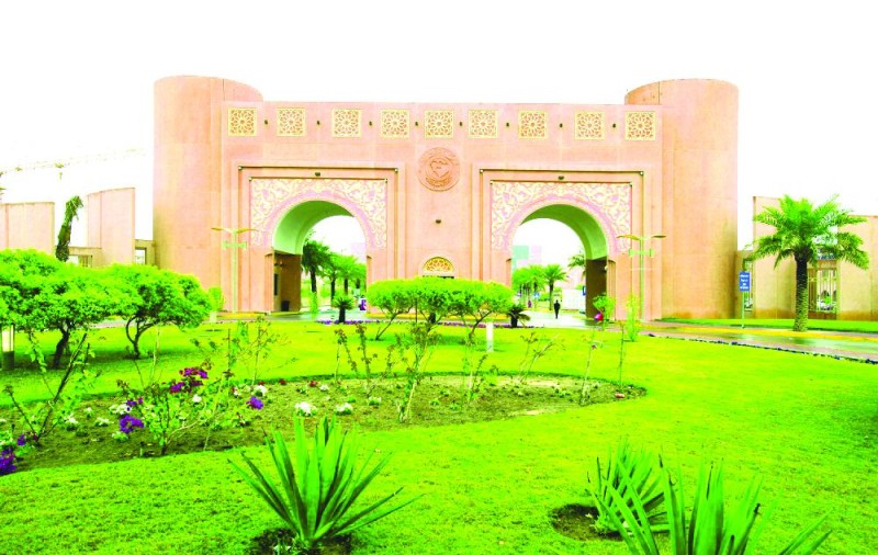 جامعة الملك فيصل تختبر «السجناء» إلكترونيا