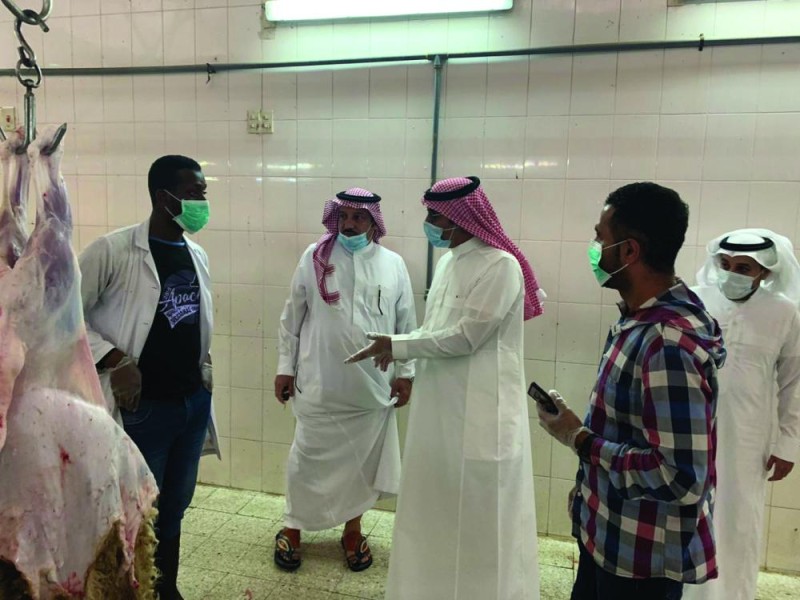 جولات رقابية مكثفة على محال رأس تنورة