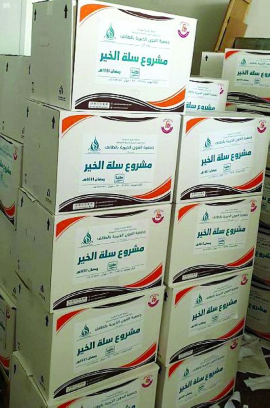 مساعدات عينية ونقدية للمحتاجين