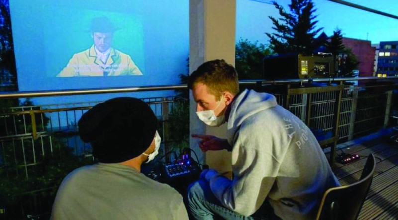 برلين تحارب الملل بـ «أفلام الجدران»