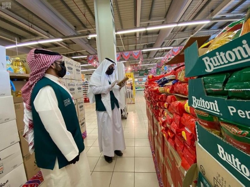ضبط 421 مخالفة.. «تجارة مكة» تؤكد وفرة السلع 