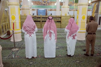 التباعد بين صفوف المصلين بالمسجد النبوي تطبيقاً للإجراءات الوقائية
