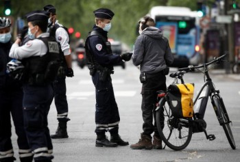 فرنسا تفرض إرتداء الكمامات في وسائل النقل