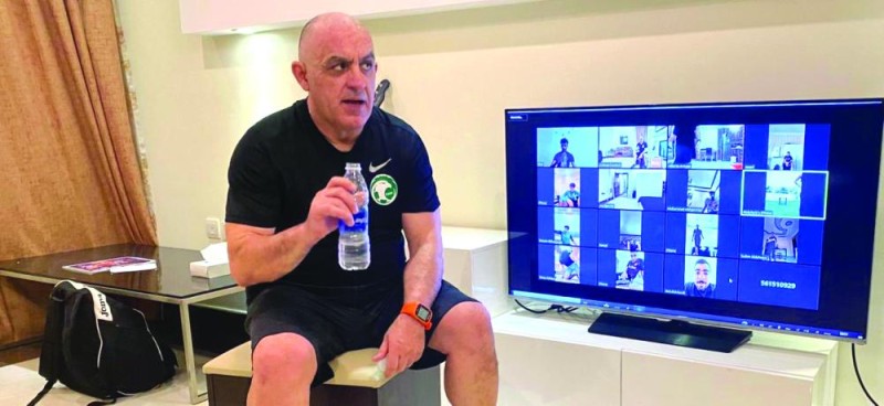مدرب أخضر الصالات يجتمع باللاعبين عن بعد