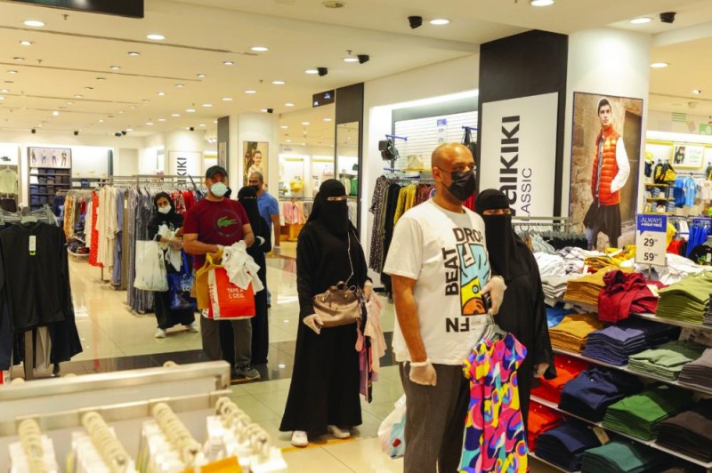 وعي والتزام في أول أيام فتح المجمعات بالمملكة