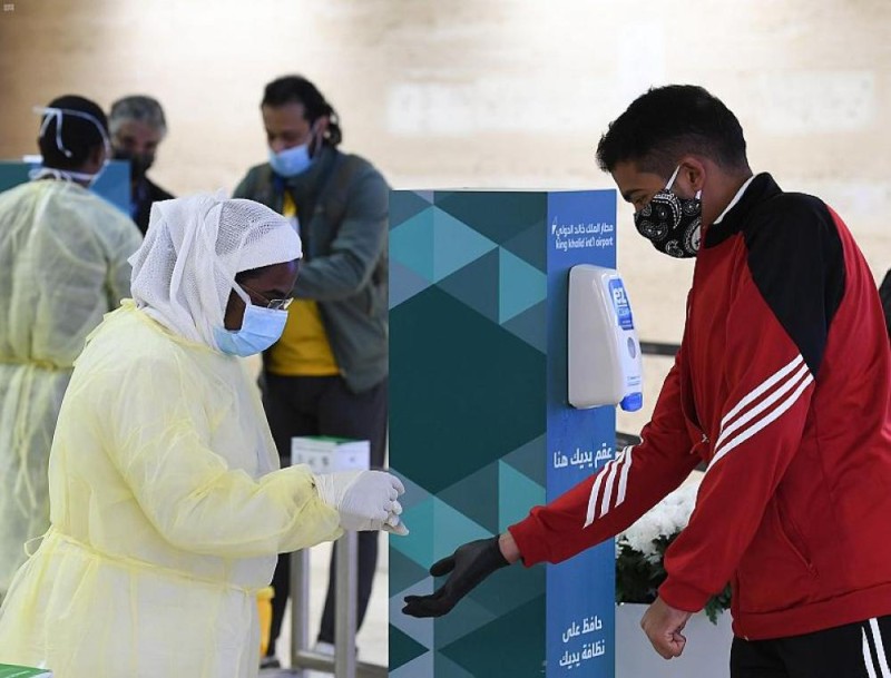 بالصور.. مطار الملك خالد يستقبل العائدين من برلين 