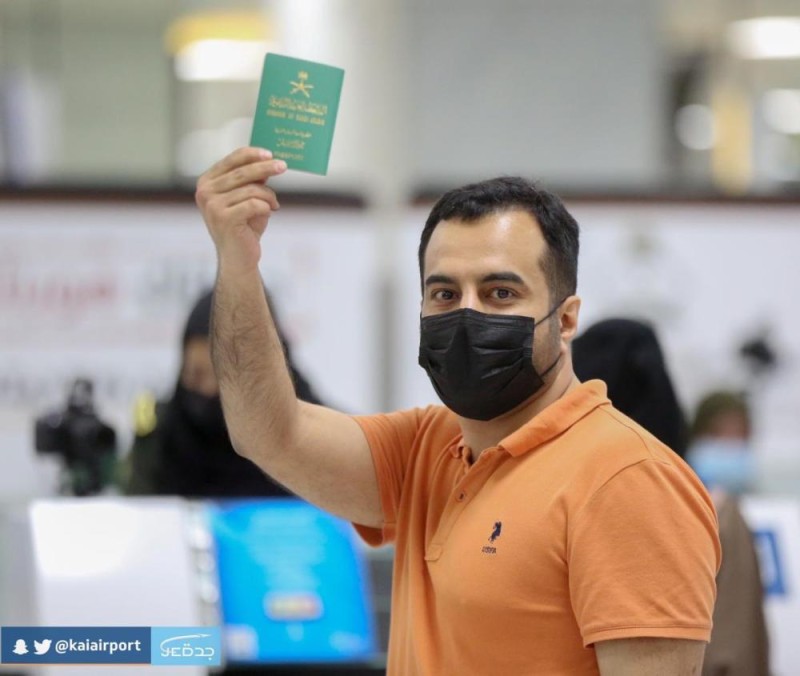 وصول العائدين من جورجيا وأذربيجان إلى مطار جدة