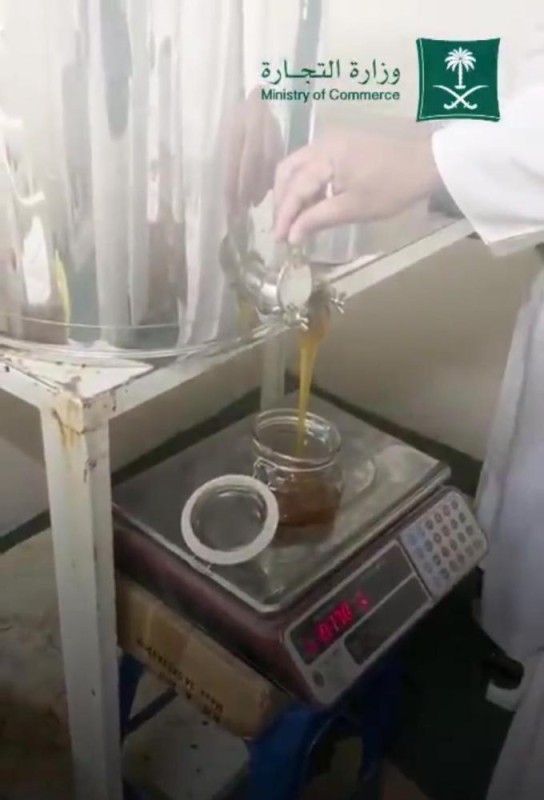مصادرة 124 كيلو.. ضبط عمالة مخالفة تغش العسل