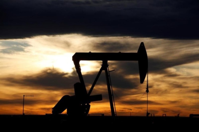 النفط يتراجع وسط مخاوف في العرض والطلب العالمي 