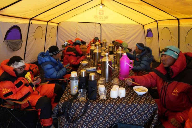 30 مساحا صينيا في رحلة لقياس ارتفاع أعلى جبل في العالم