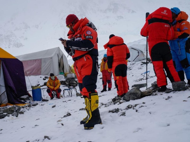 30 مساحا صينيا في رحلة لقياس ارتفاع أعلى جبل في العالم