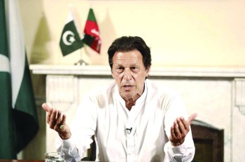 بسبب كورونا.. رئيس وزراء باكستان يخاطر بمستقبله السياسي